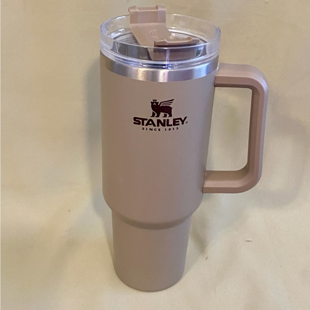 Stanley The Quencher H2.0 Flowstate  40 oz Travel Tumbler in ASH